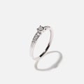 18k guldring, diamanter - vitguld, sidostensring, 17,5