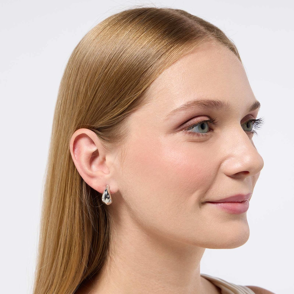 Silverfärgade örhängen - små breda hopps, stenar