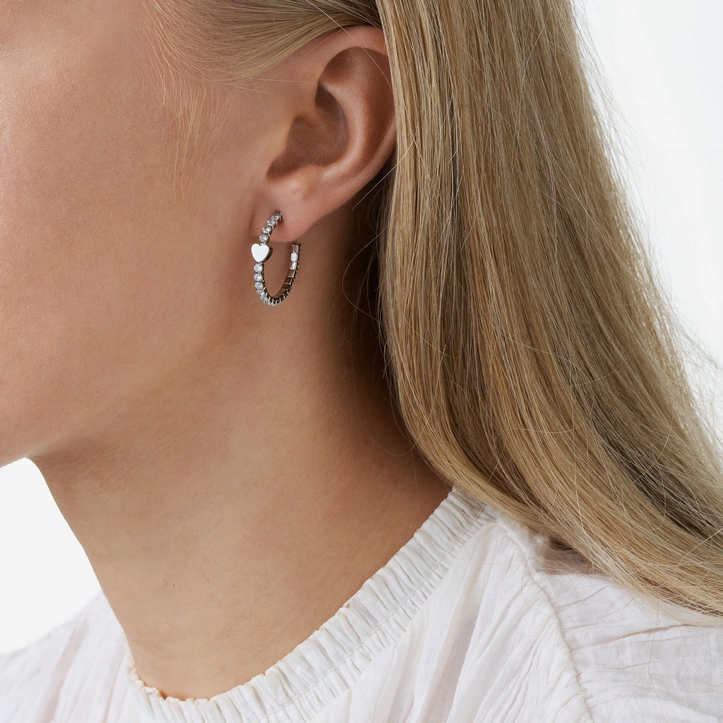 Rhodiumpläterade örhängen hoops med hjärtan