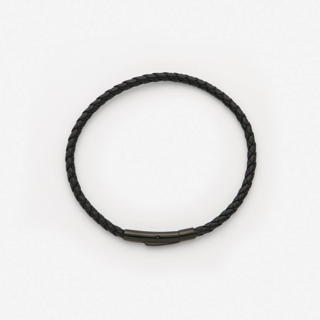 Svart läderarmband med svart stålspänne, 19cm