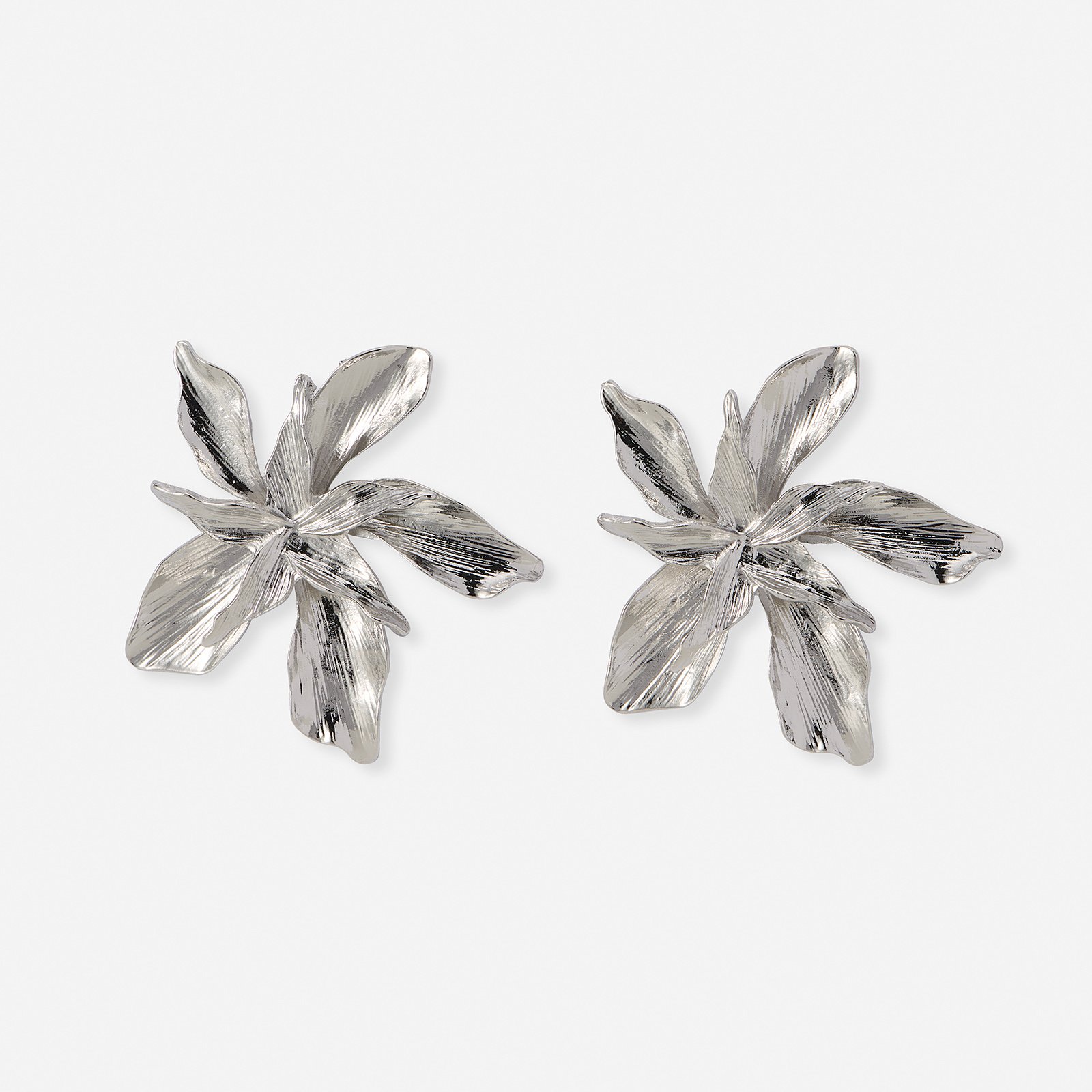 Silverfärgade örhängen - assymetriska blommor, 53mm