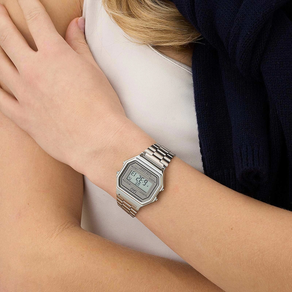 Q&Q digital damklocka - silver/grå, 28x34 mm