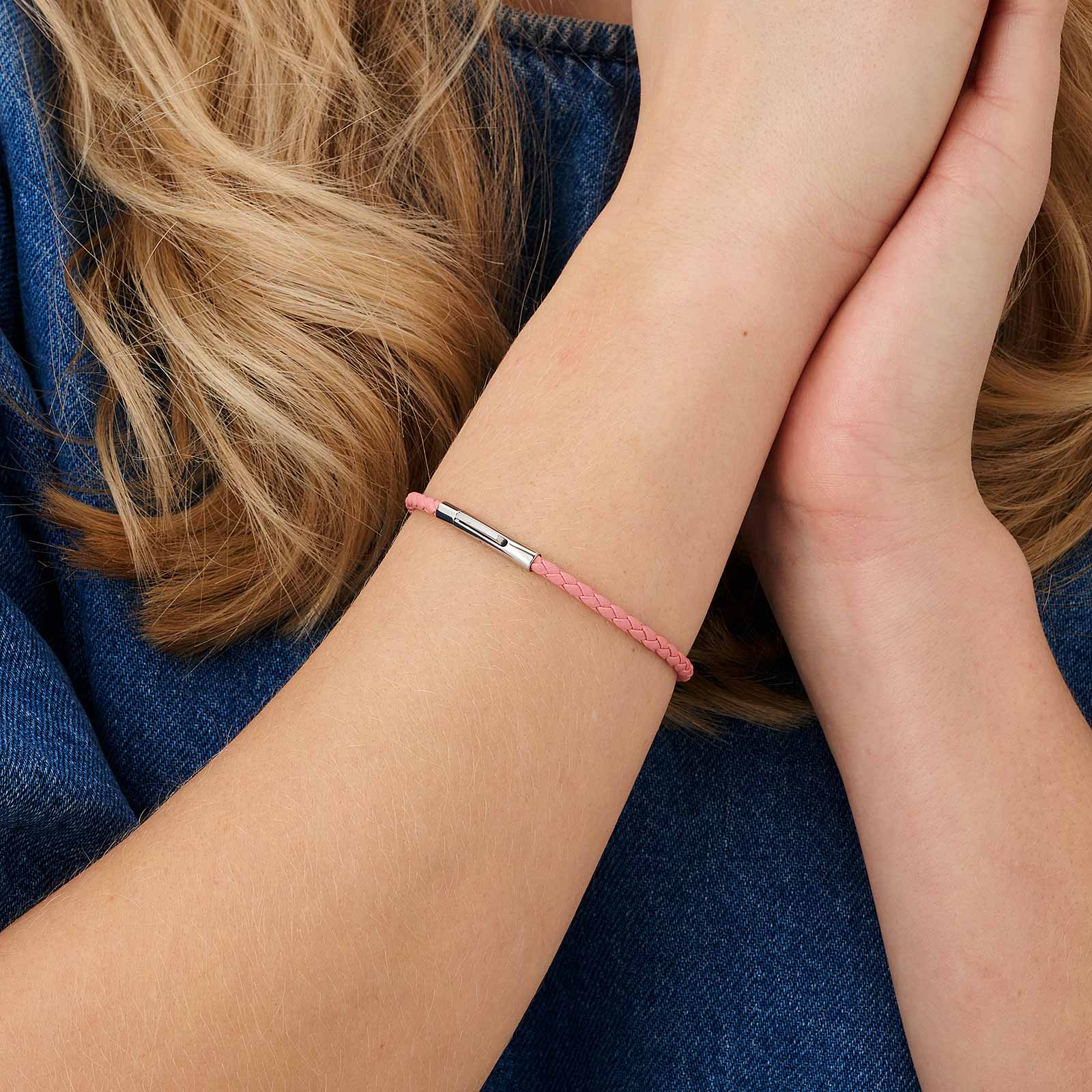 Ljusrosa läderarmband med stålspänne