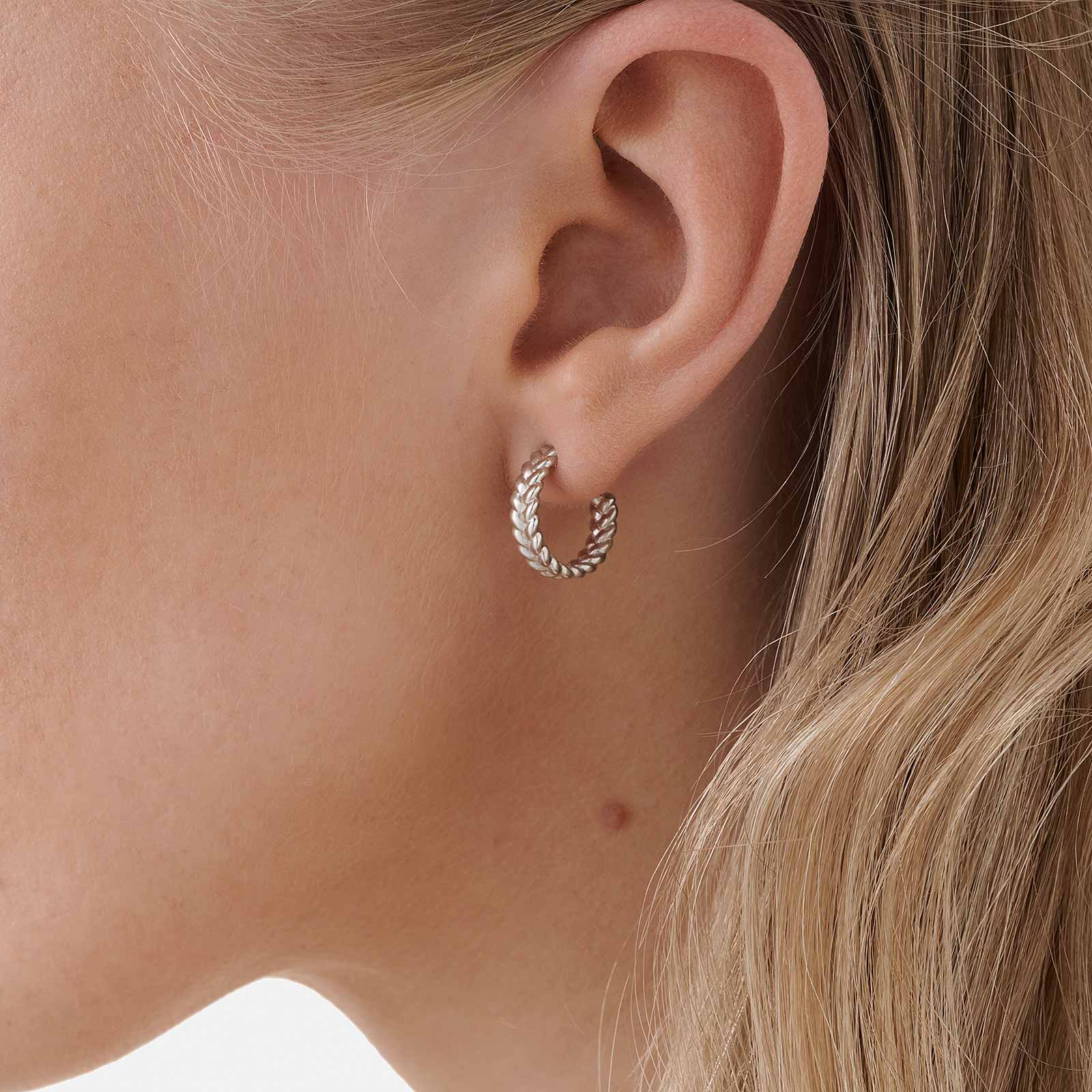 Örhängen i silver - flätade hoops.