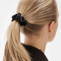 2-pack svarta scrunchies med strass