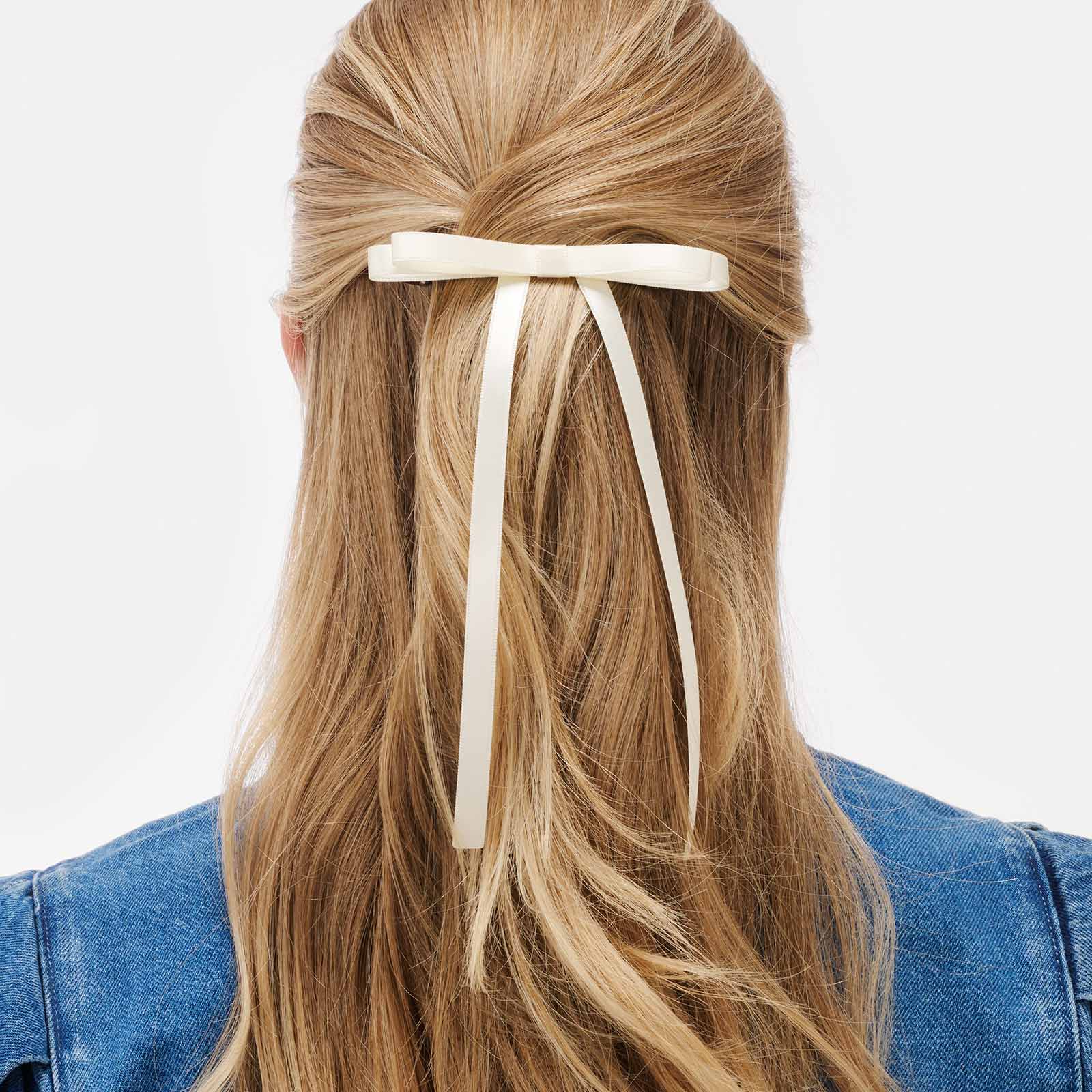 Hårklämma med vit tygrosett