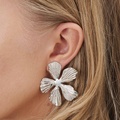 Silverfärgade örhängen - blommor, 46mm