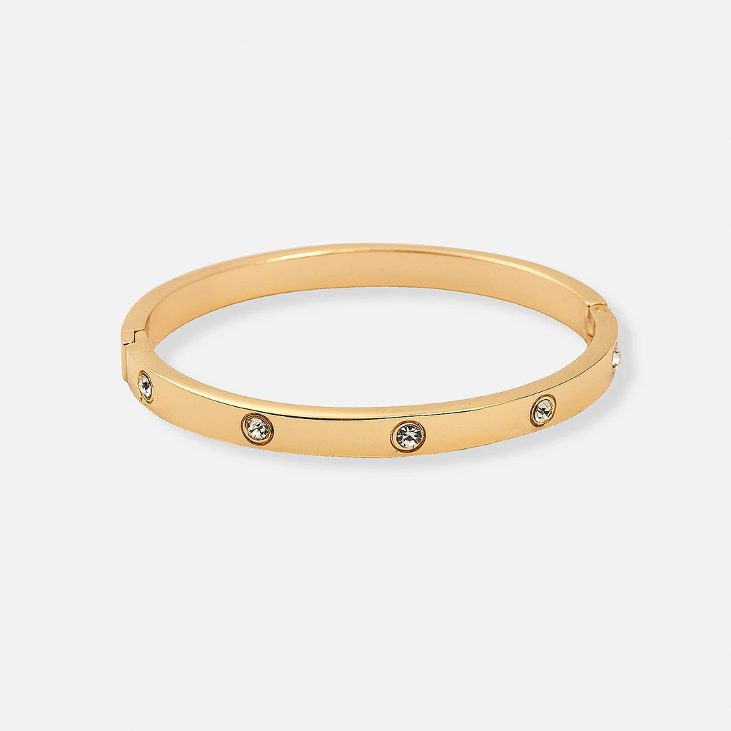 Guldfärgad bangle med vita stenar - 60mm