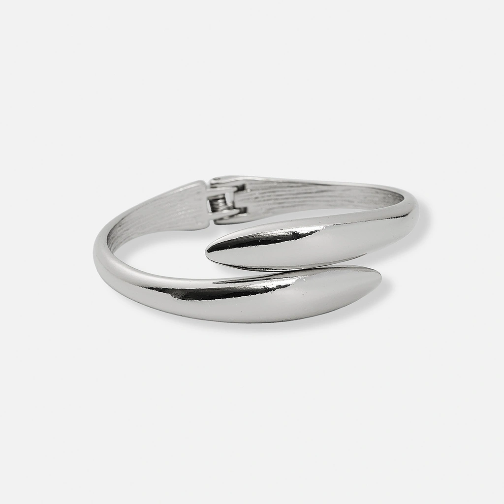 Stilrent silverfärgat armband - bangle