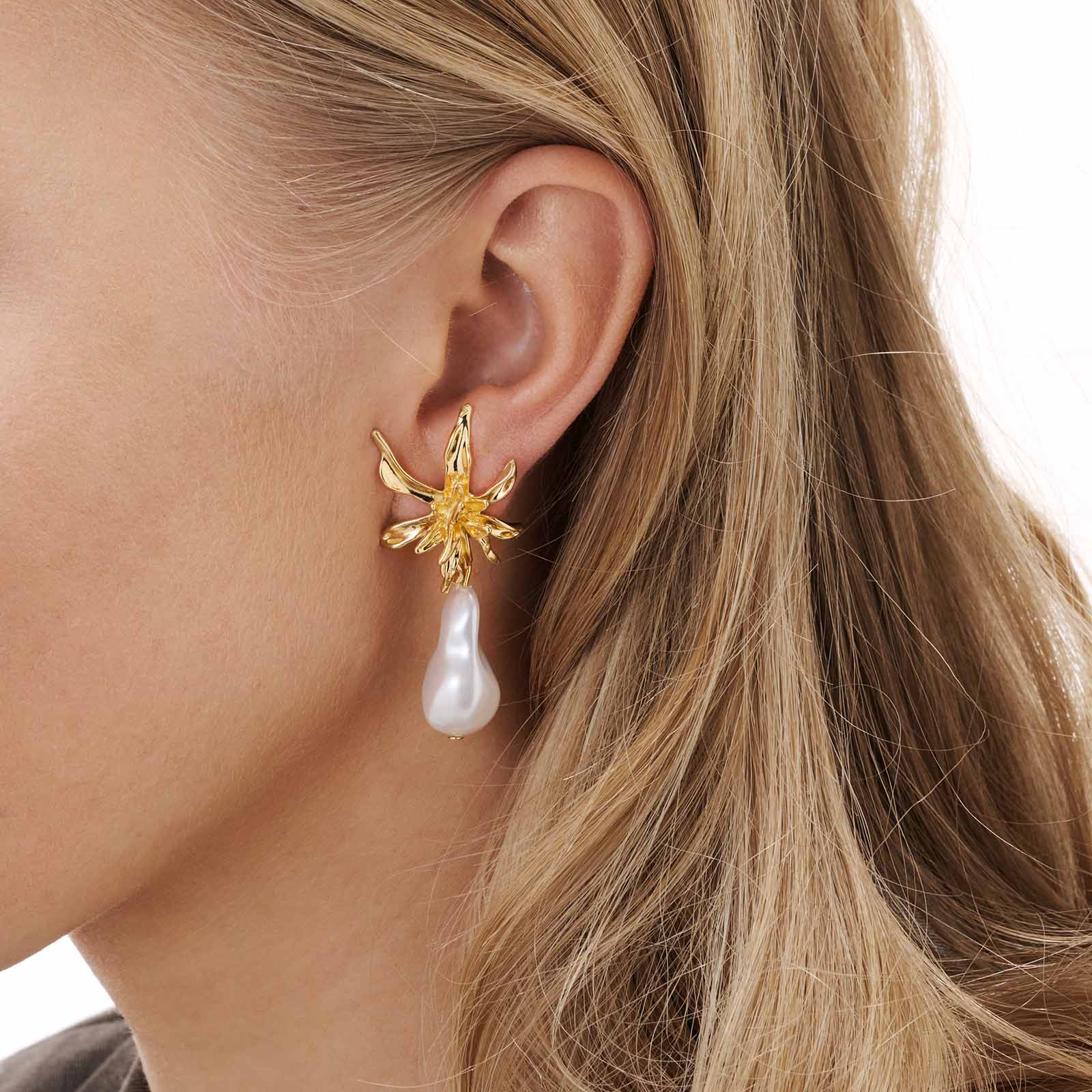 Guldfärgade örhängen - hängande assymetriska pärlor