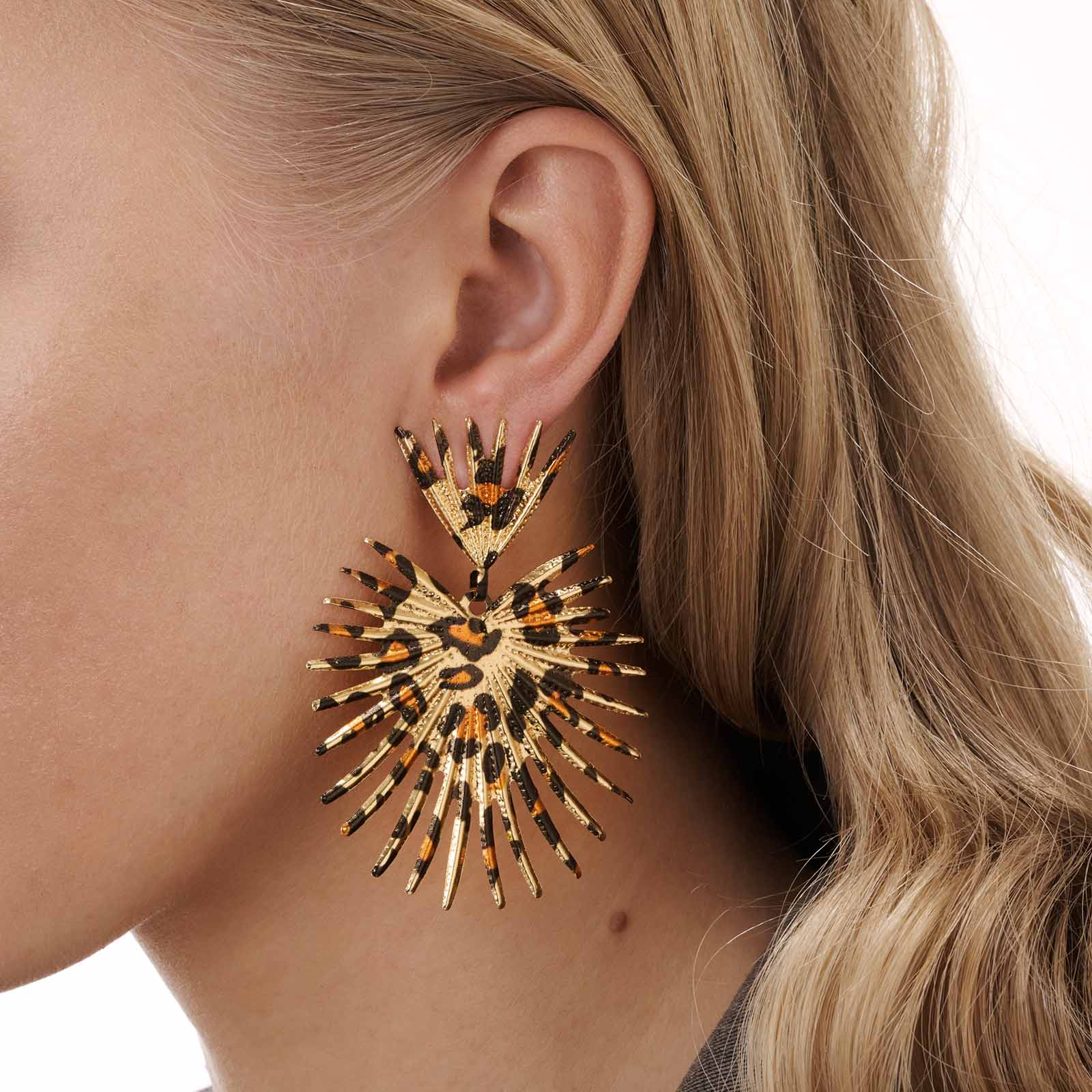 Guldfärgade hängande örhängen - leopardfärgade