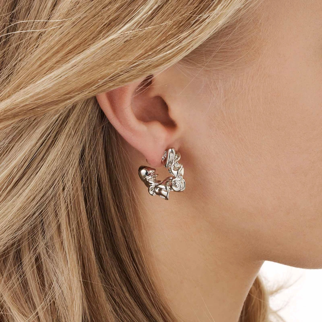 Silverfärgade örhängen - assymetriska hoops, 13mm