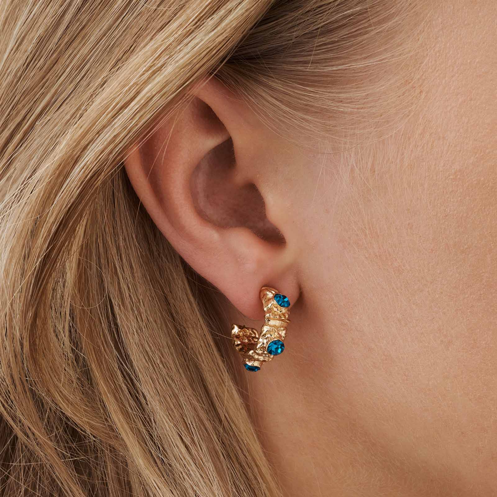 Guldfärgade örhängen - hoops, blå stenar, 18mm