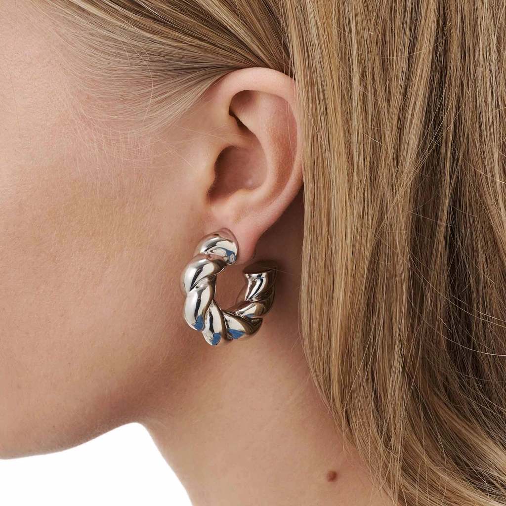 Silverfärgade örhängen - vridna hoops 33mm