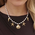 Pärlhalsband, guldfärgade snäckor, 41+7cm