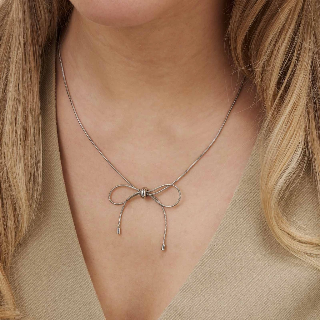 Silverfärgat halsband, ormkedja m rosett, 43+7cm