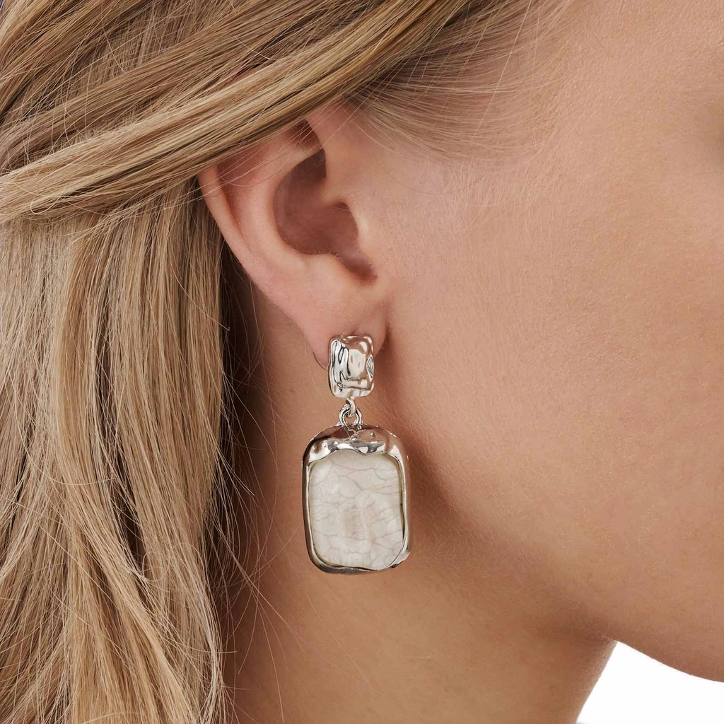 Silverfärgade örhängen - hängande vita plattor