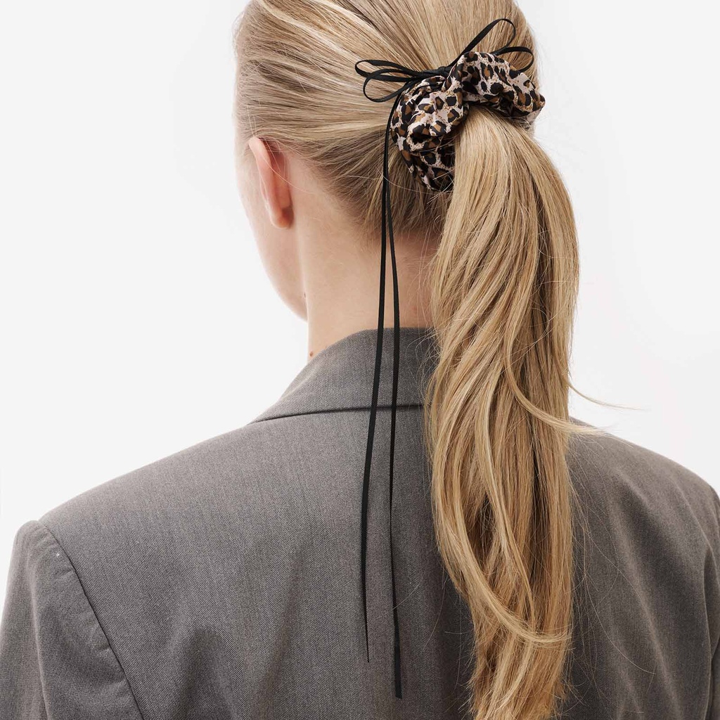 Lepoardfärgad scrunchie med svart tunn rosett