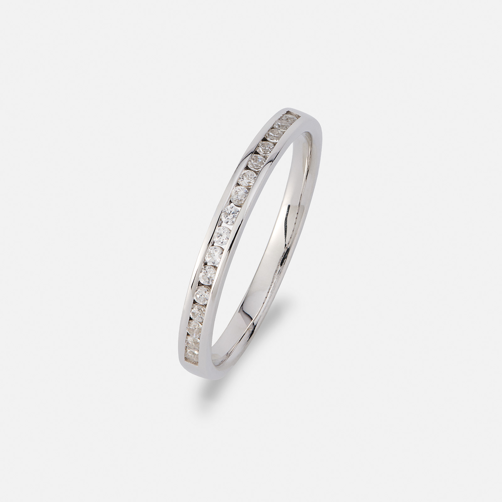 Alliansring 18k vitguld med 0,2 ct labbodlade diamanter