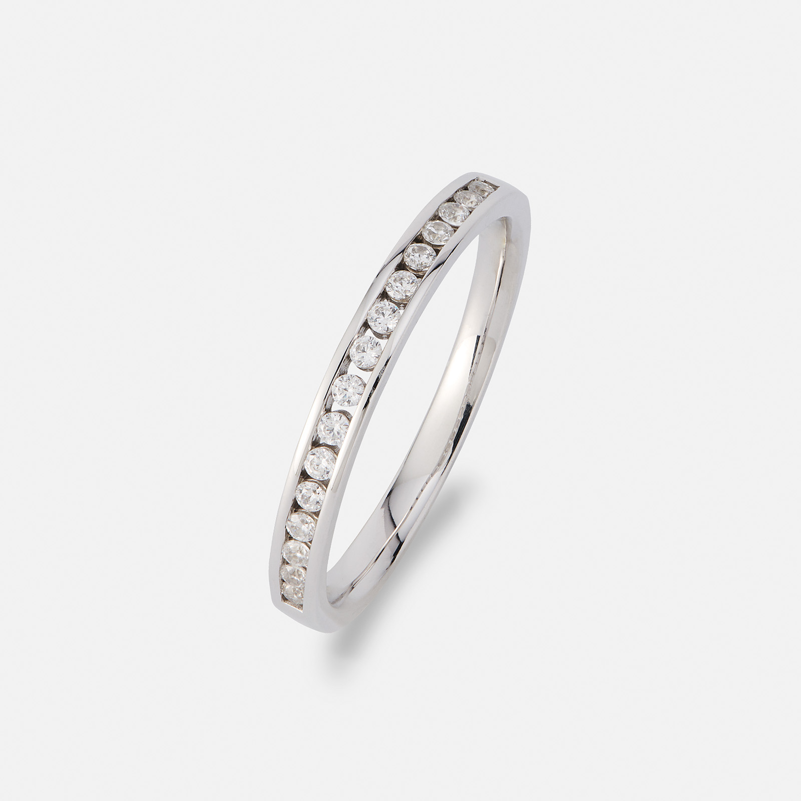 Alliansring 18k vitguld med 0,25 ct labbodlade diamanter
