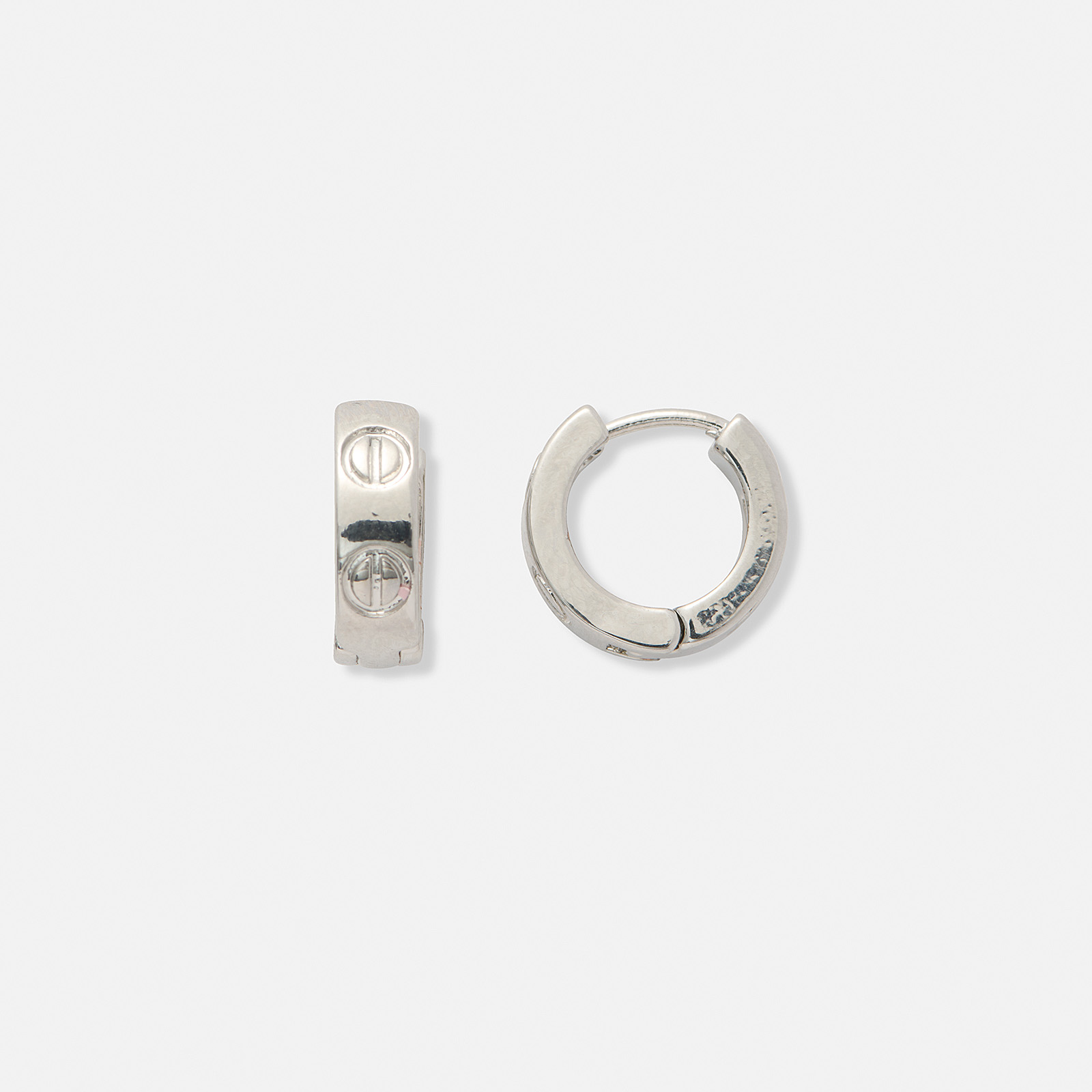 Silverfärgade örhängen, hoops med skruvdekor- 13 mm