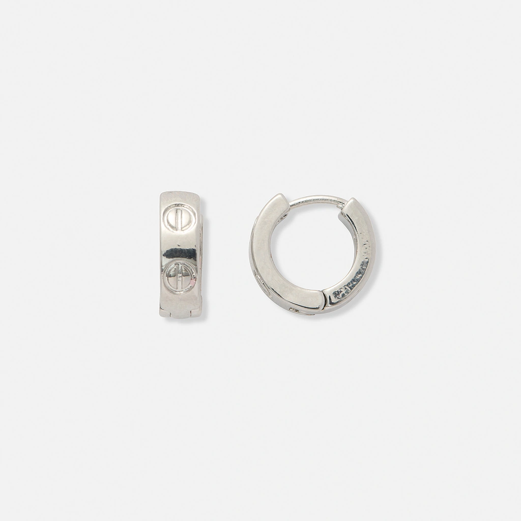 Silverfärgade örhängen, hoops med skruvdekor- 13 mm