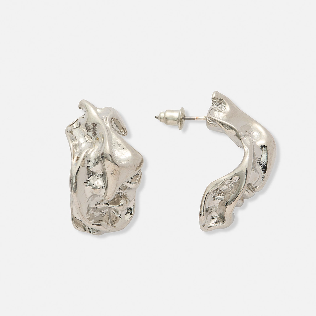 Silverfärgade örhängen, oregelbundna bågar - 30x16mm