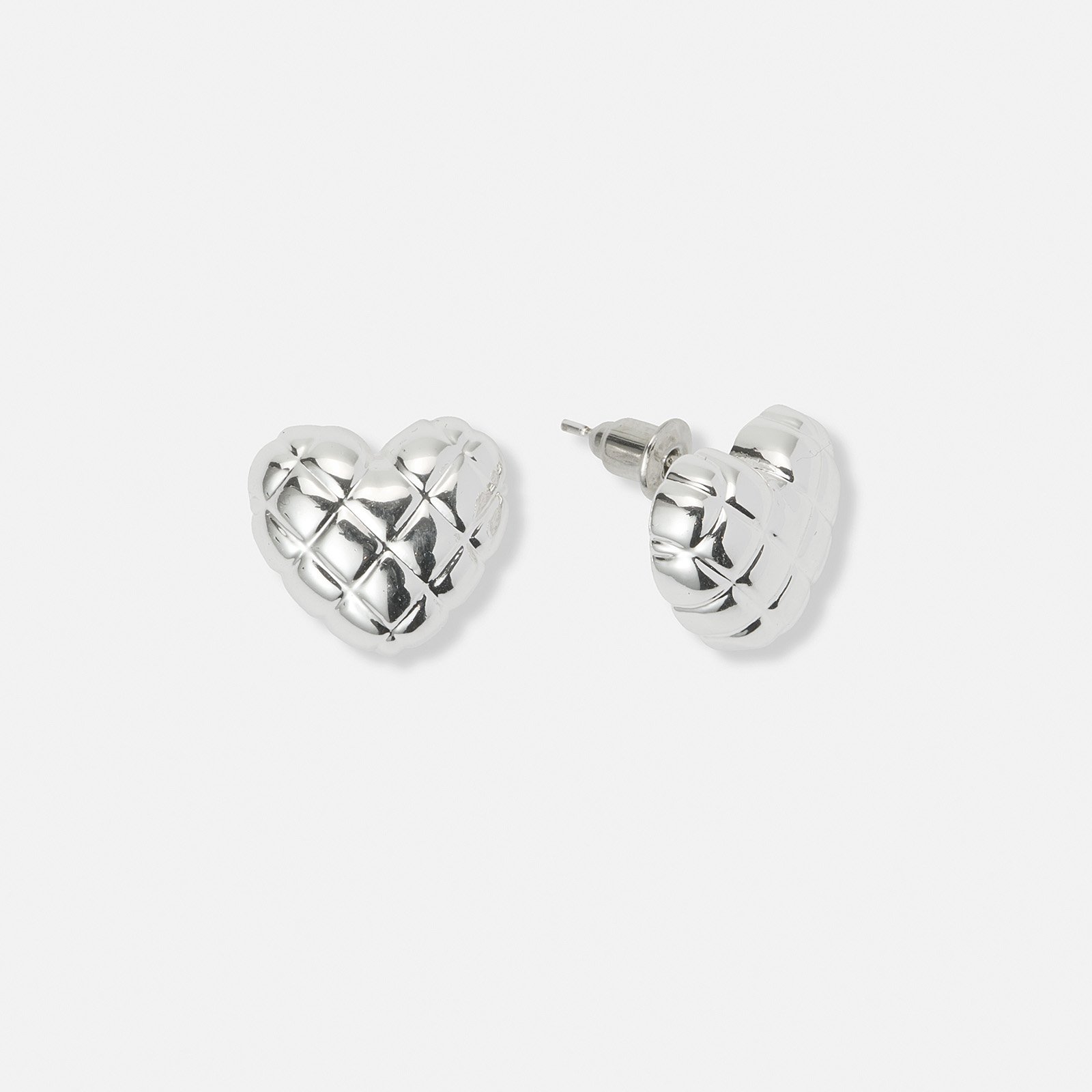 Silverfärgade örhängen, quiltade hjärtan - 13 mm