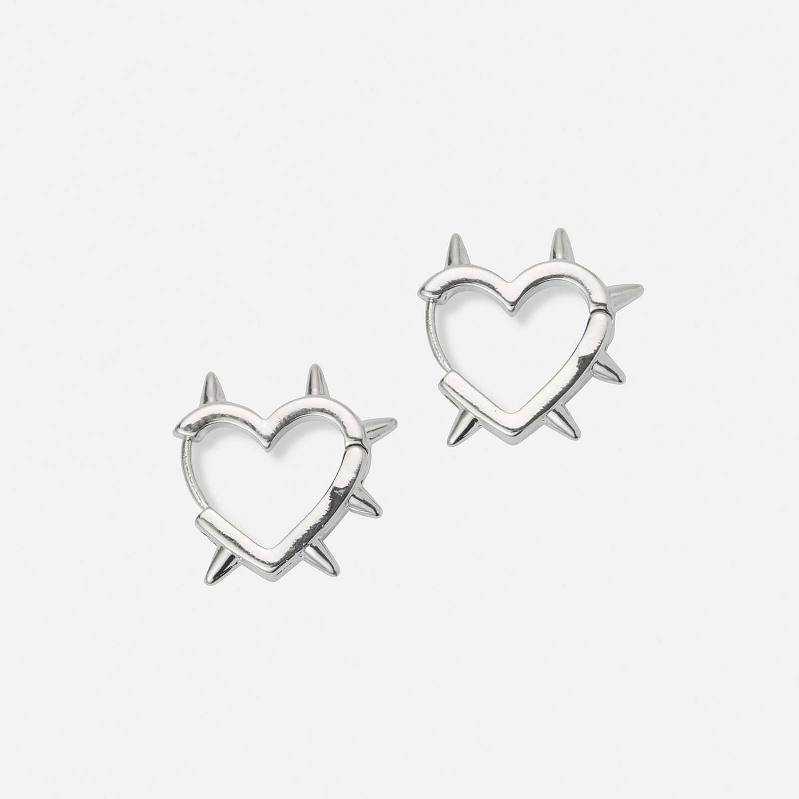 Silverfärgade örhängen, taggiga hjärtan - 20 mm