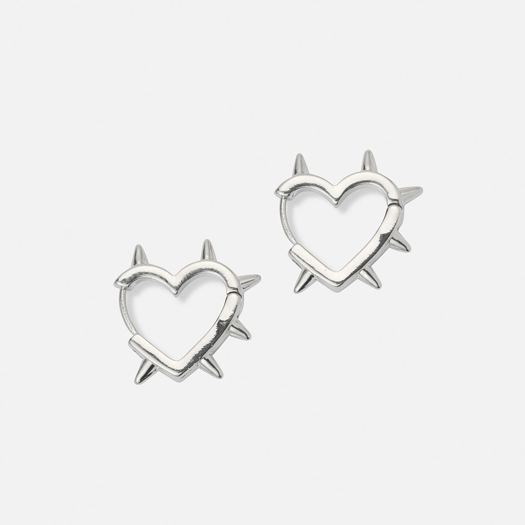 Silverfärgade örhängen, taggiga hjärtan - 20 mm