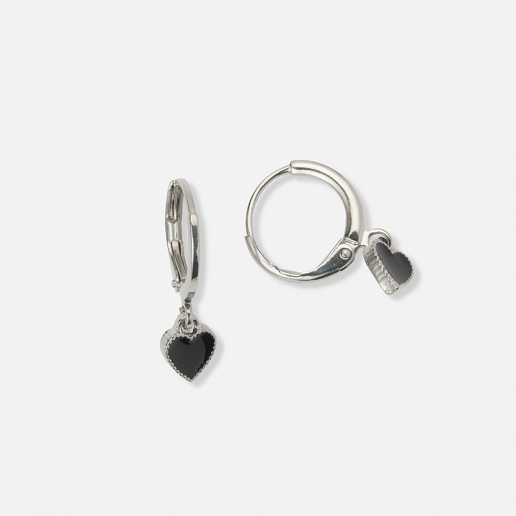 Silverfärgade örhängen, huggies svart hjärta - 7 mm