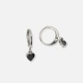 Silverfärgade örhängen, huggies svart hjärta - 7 mm
