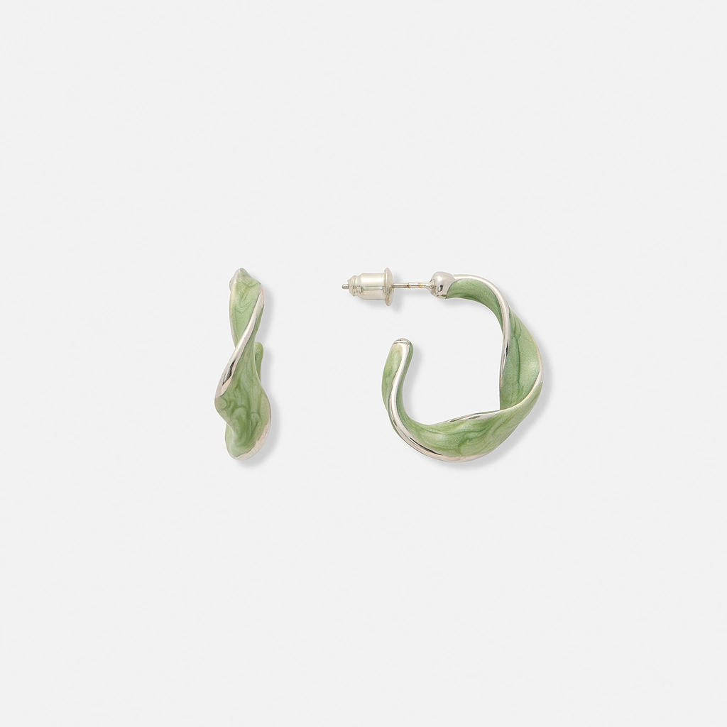 Silverfärgade örhängen, vridna gröna hoops - 23 mm