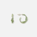 Silverfärgade örhängen, vridna gröna hoops - 23 mm