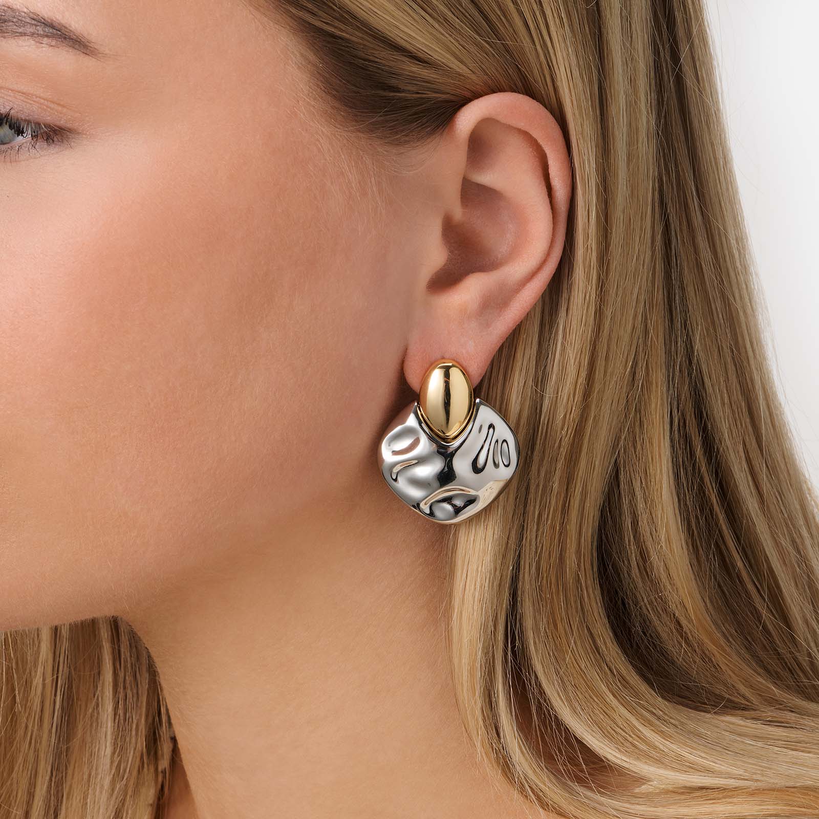 Bicolorfärgade hamrade örhängen, rektanglar - 16 mm