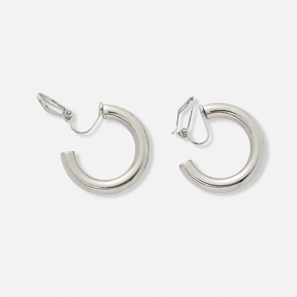 Silverfärgade örhängen, hoops med clips - 16 mm