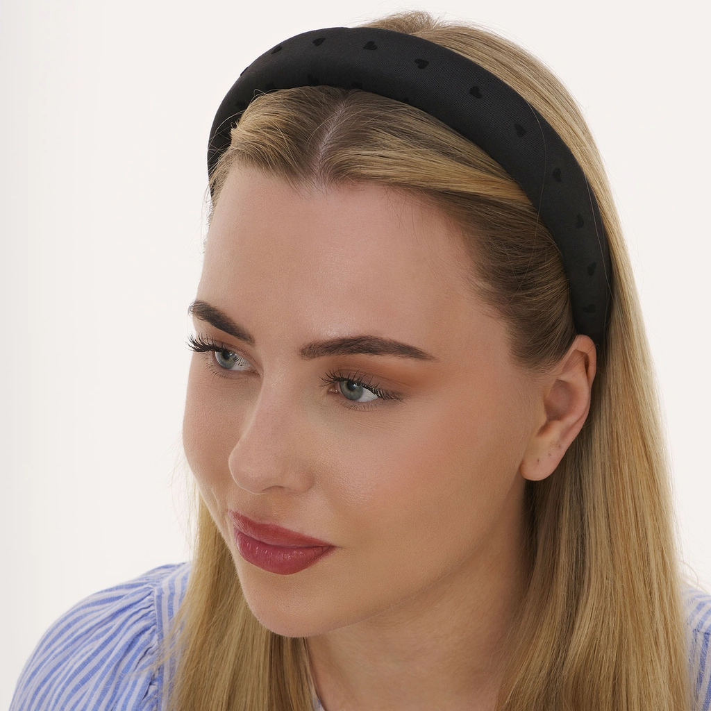 Svart vadderat tygdiadem med prickar