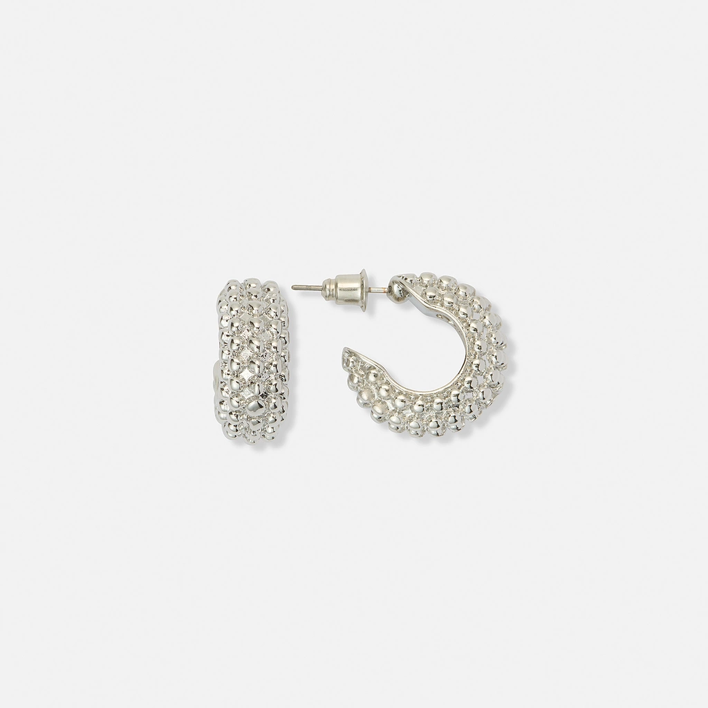 Silverfärgade örhängen, prickiga C-hoops - 18 mm