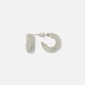 Silverfärgade örhängen, prickiga C-hoops - 18 mm