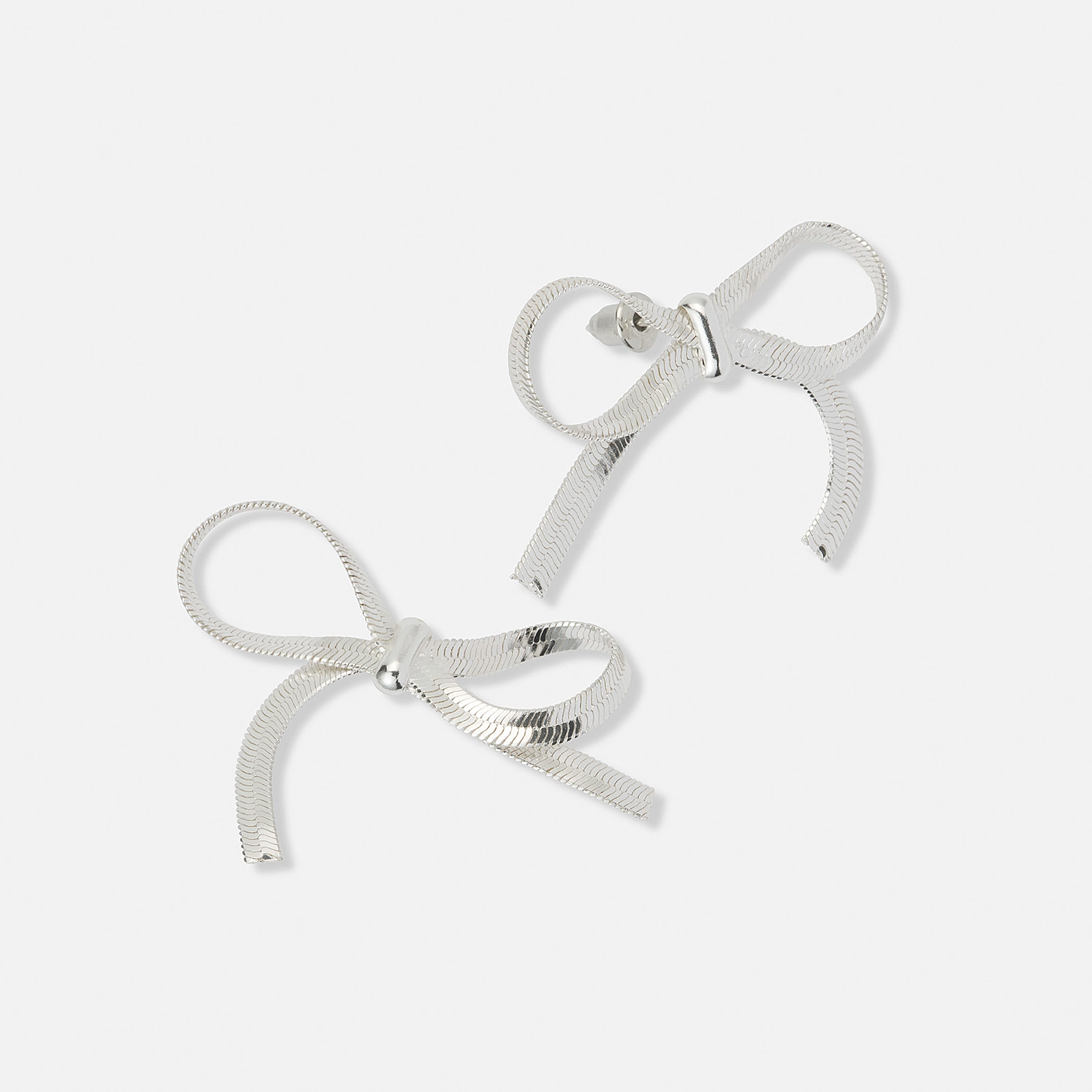 Silverfärgade örhängen, rosetter av fiskbenskedja - 40 mm