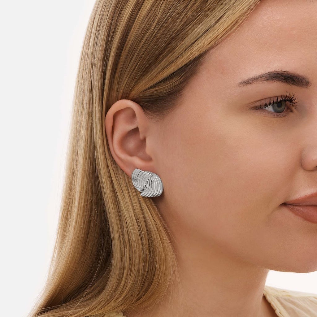 Silverfärgade örhängen, vågformer - 20x24 mm