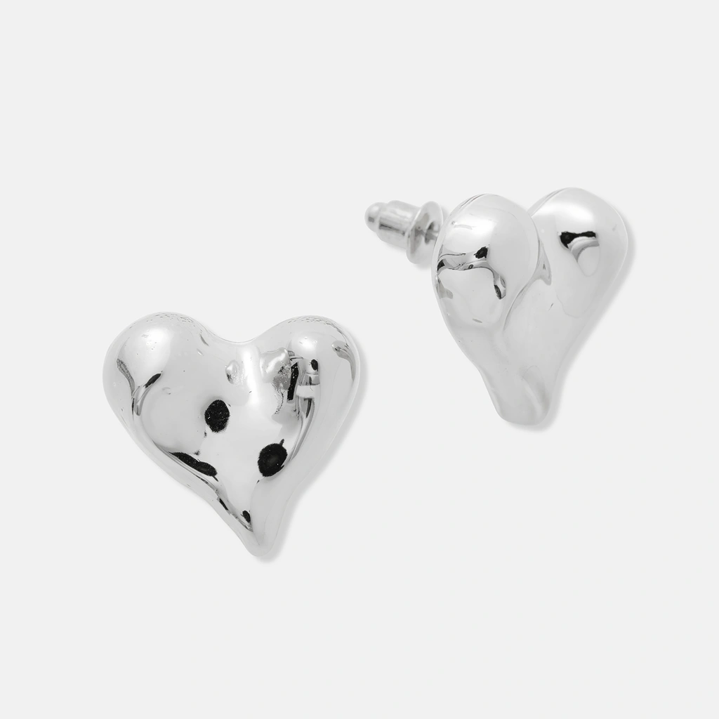 Silverfärgade örhängen, assymetriska hjärtan - 19 mm