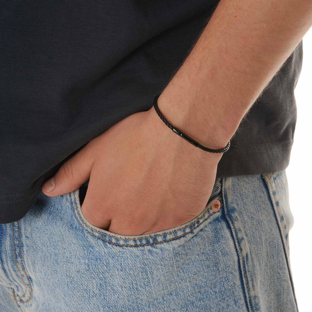 Svart läderarmband med svart stålspänne, 19cm