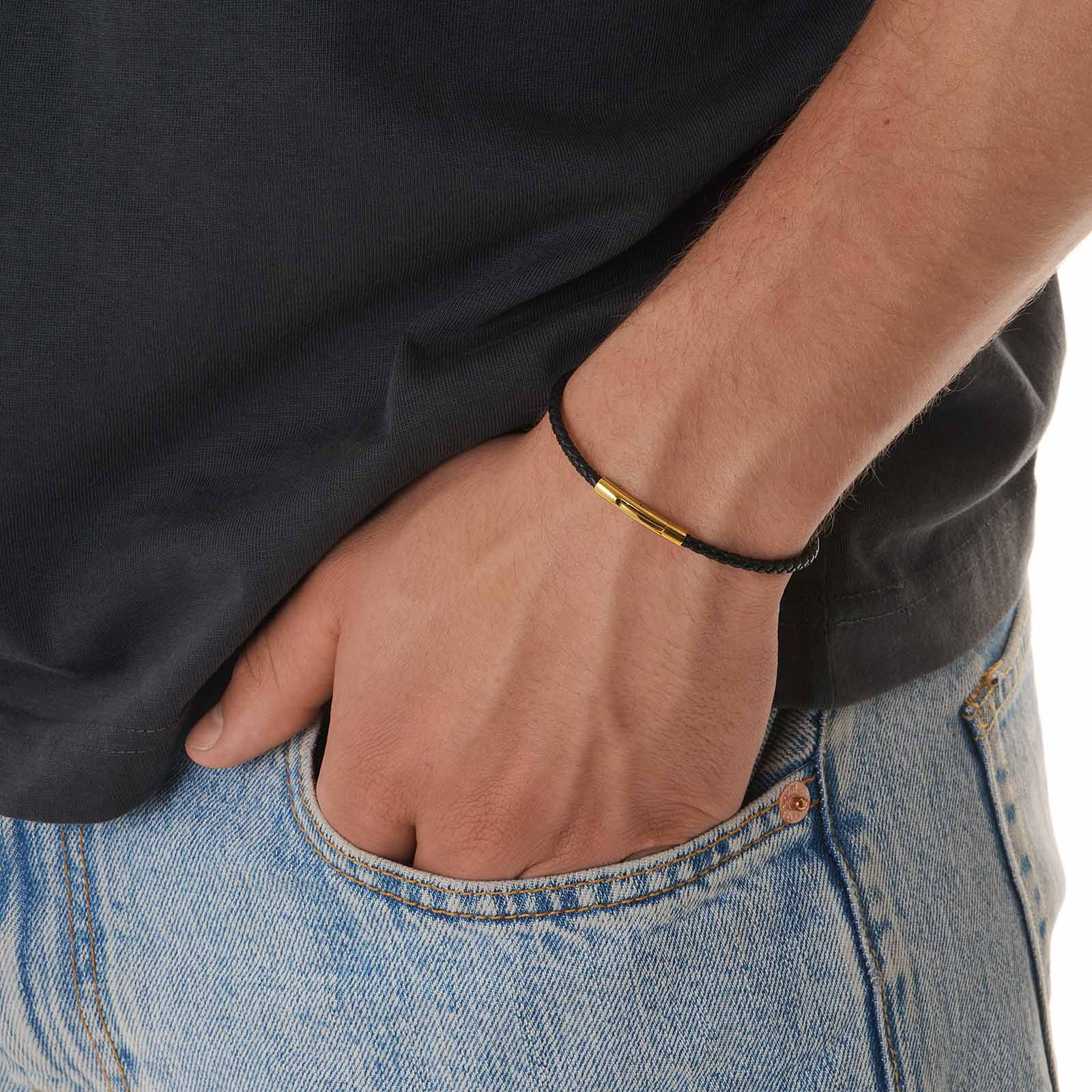 Svart läderarmband med guldpläterat stålspänne