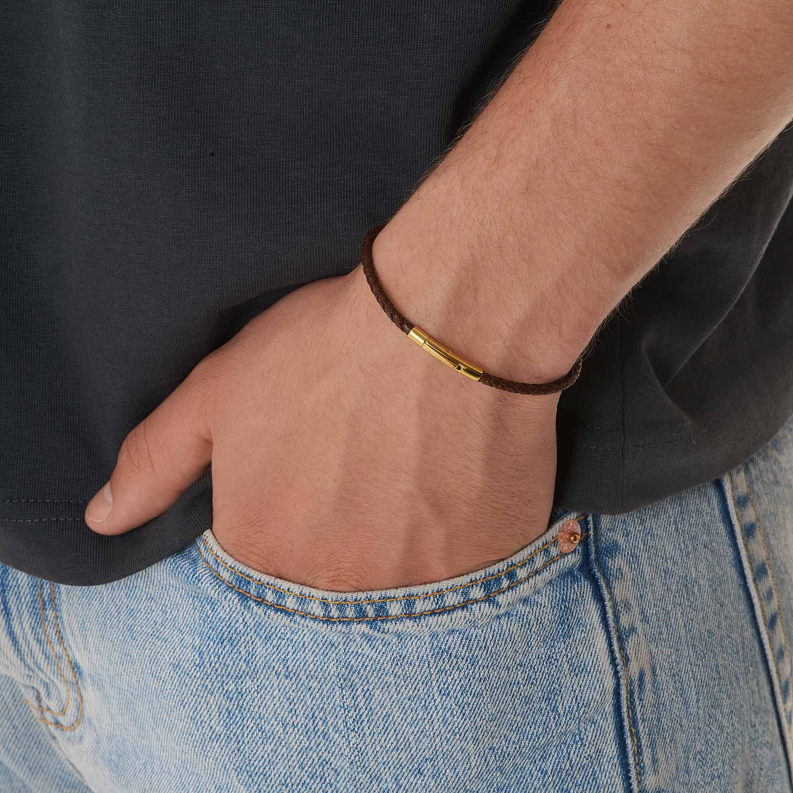 Brunt läderarmband med stålspänne