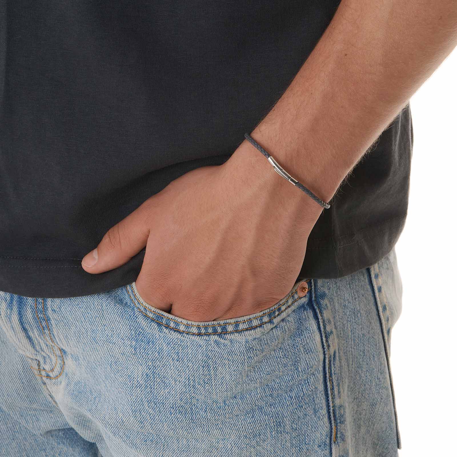 Grått läderarmband med stålspänne