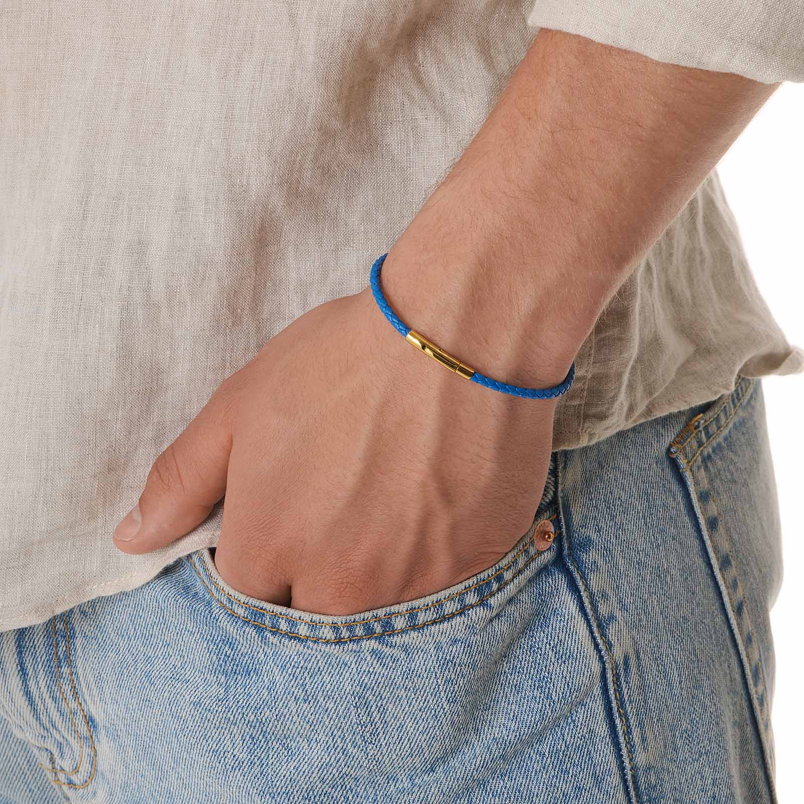 Blått flätat läderarmband med guldpläterat stålspänne