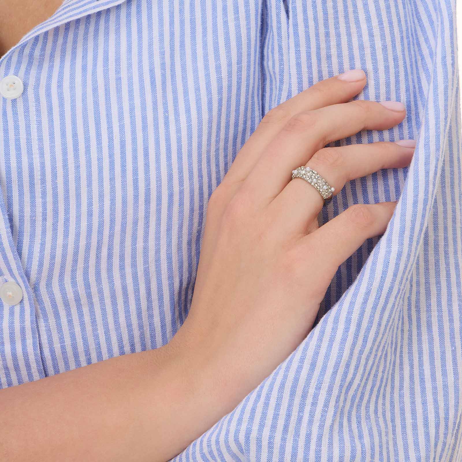 Silverfärgad ring med strass och pärlor