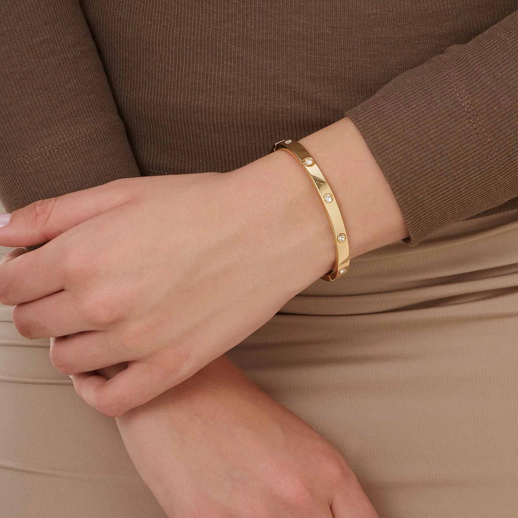 Guldfärgad bangle med vita stenar - 60mm