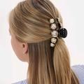 Svart hårklämma med vita pärlor - 11 cm
